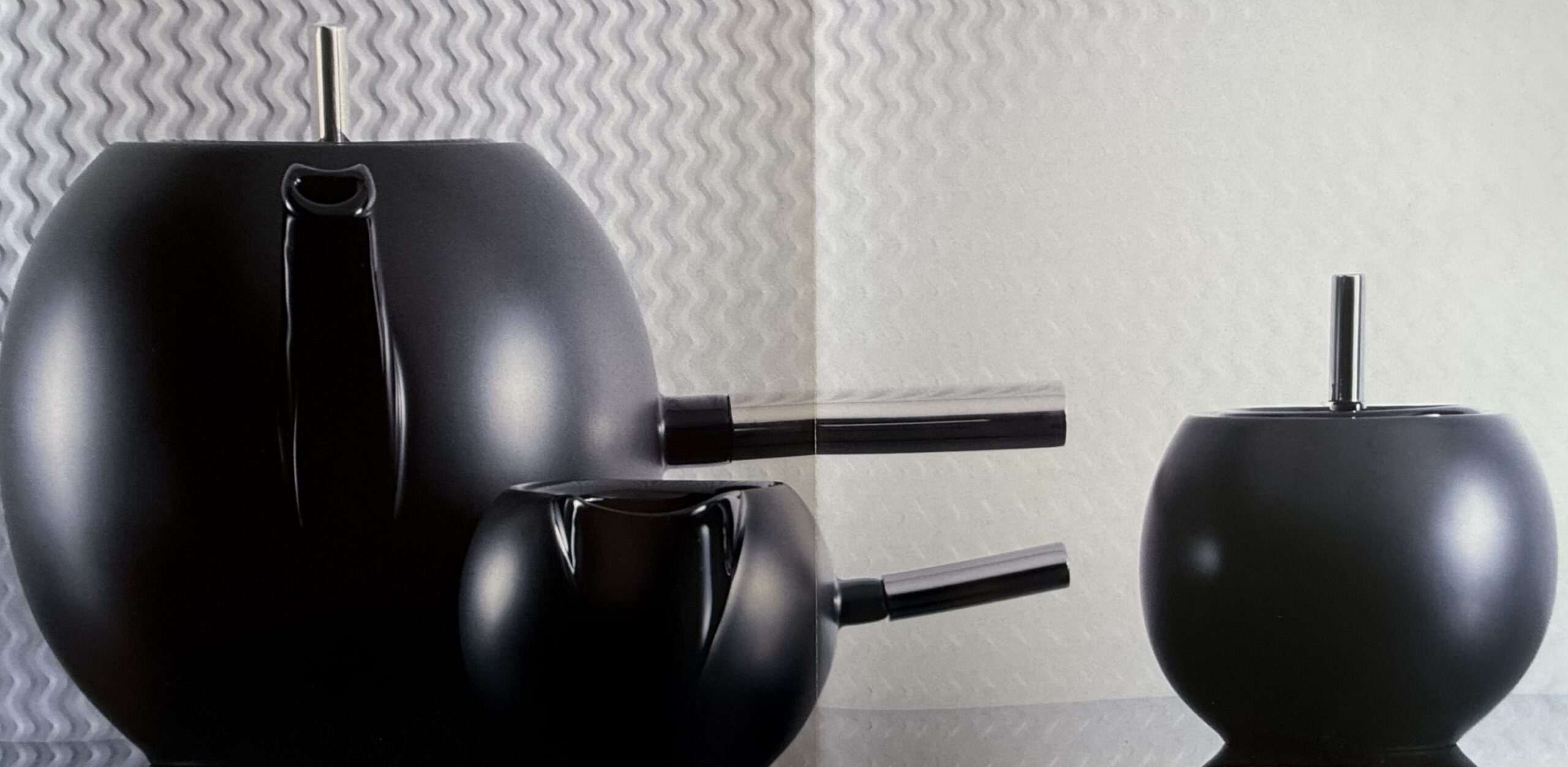 Rosenthal Form 11286 „Hommage à Darmstadt“ – schwarze Kanne, Zuckerdose, Milchgießer mit Metallgriffen